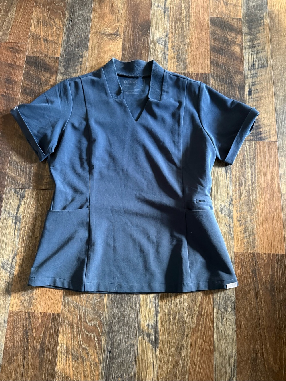 FIGS Scrub Top Woman Medium V Neck 2 Front To Side Pockets 1 Zip Pocket Blue